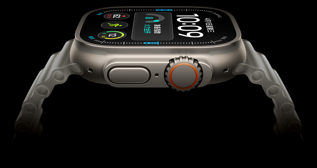 Apple Watch Ultra 4,展示原色钛金属表壳;屏幕显示数字时间、健康和健身指标。